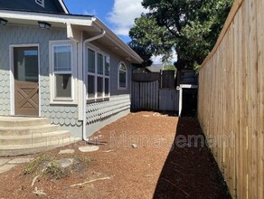 359 W Laurelwood Ct in Roseburg, OR - Building Photo - Building Photo