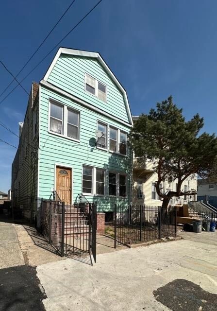 98 Van Nostrand Ave in Jersey City, NJ - Building Photo