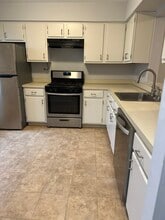 1027 Schmidt Ln in North Brunswick, NJ - Building Photo - Building Photo