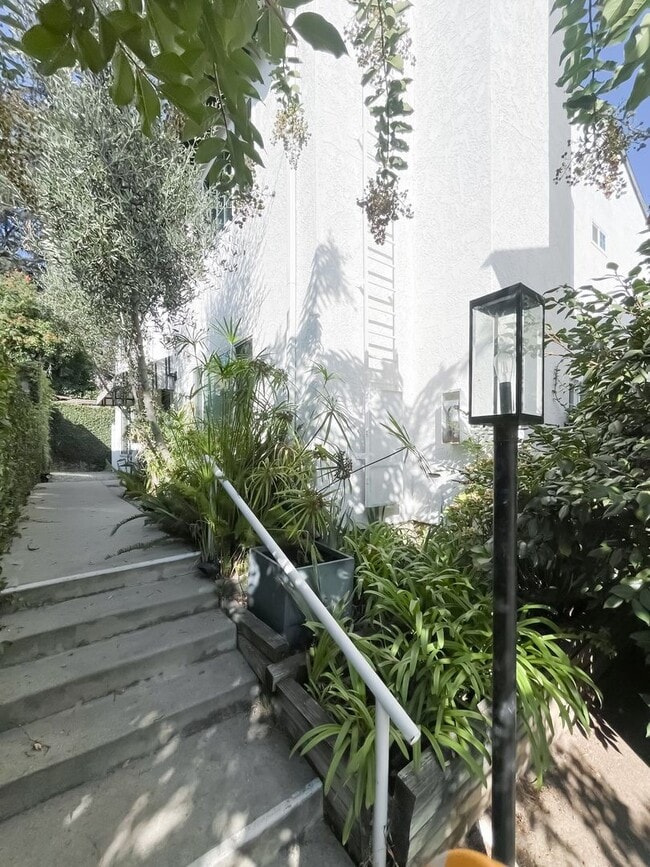 801 E Mendocino St in Altadena, CA - Building Photo - Building Photo