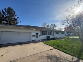 504 E Main St in Geneseo, IL - Building Photo