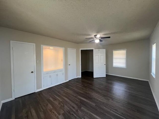 305 E Stegall Dr in Robinson, TX - Building Photo - Building Photo
