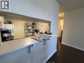 75 Riverside Dr E in Windsor, ON - Foto de edificio - Building Photo