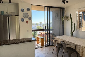 7320 Hawthorn Ave, Unit 321 in Los Angeles, CA - Foto de edificio - Building Photo