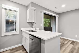 Elizabeth Green in Charlotte, NC - Building Photo - Interior Photo