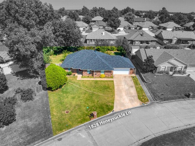 1828 Honeysuckle Ln in Midwest City, OK - Building Photo - Building Photo
