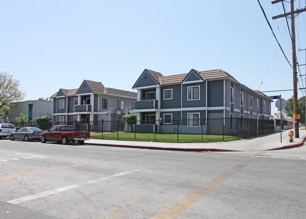 Willray Apartment in Panorama City, CA - Building Photo