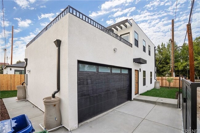 18060 W Oxnard St in Encino, CA - Building Photo - Building Photo