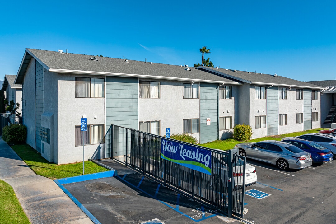 VILLAGE GREEN in Rialto, CA - Building Photo