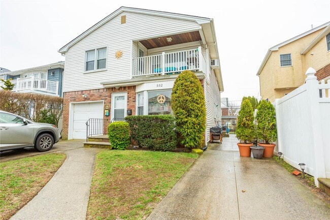 property at 552 E Walnut St
