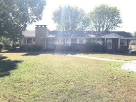 520 1st St in Baxter, TN - Building Photo