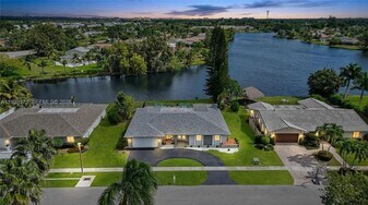 406 Sailboat Cir in Weston, FL - Building Photo