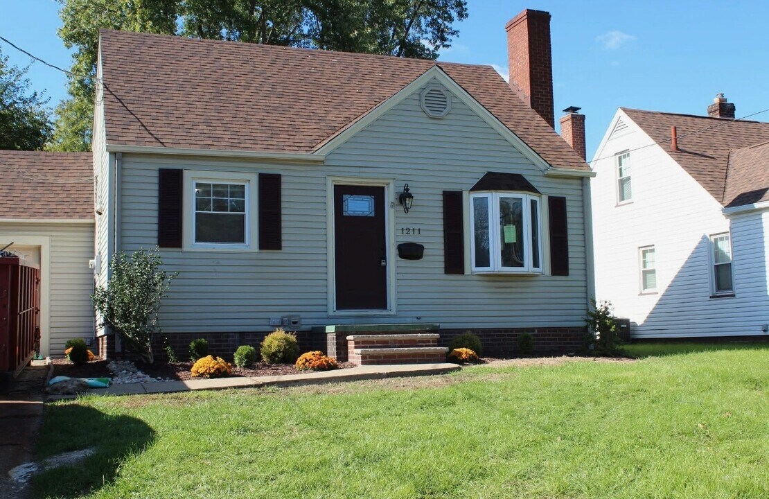 1211 Raff Rd SW in Canton, OH - Building Photo