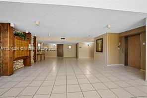 491 Racquet Club Rd in Weston, FL - Foto de edificio - Building Photo