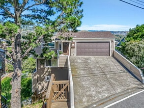 1117 Humboldt Rd in Brisbane, CA - Foto de edificio - Building Photo