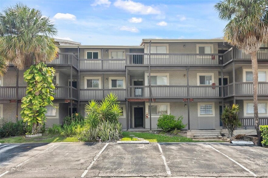 6336 Newtown Cir, Unit B3 in Tampa, FL - Building Photo