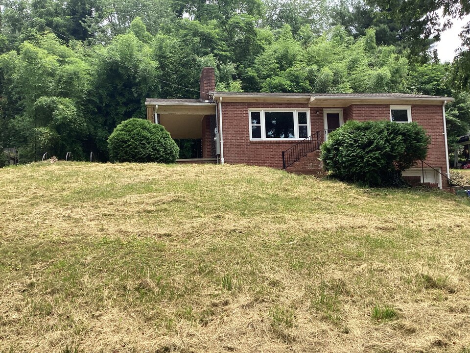 50 Crestmont Ave in Asheville, NC - Building Photo