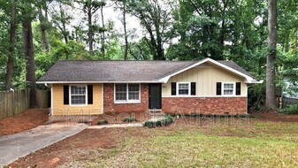 1028 Tamarack Trail in Forest Park, GA - Building Photo