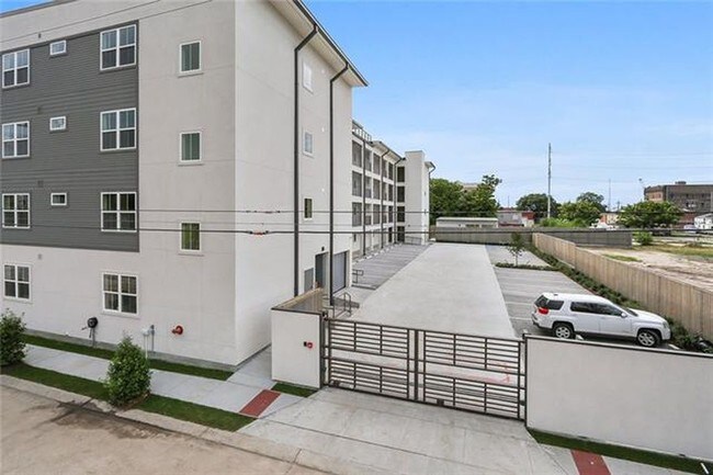2100 St Thomas St-Unit -105 in New Orleans, LA - Building Photo - Building Photo