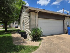 1229 Hughmont Dr in Pflugerville, TX - Building Photo - Building Photo