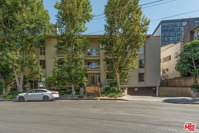 16022 Moorpark St, Unit 203 in Encino, CA - Building Photo - Building Photo
