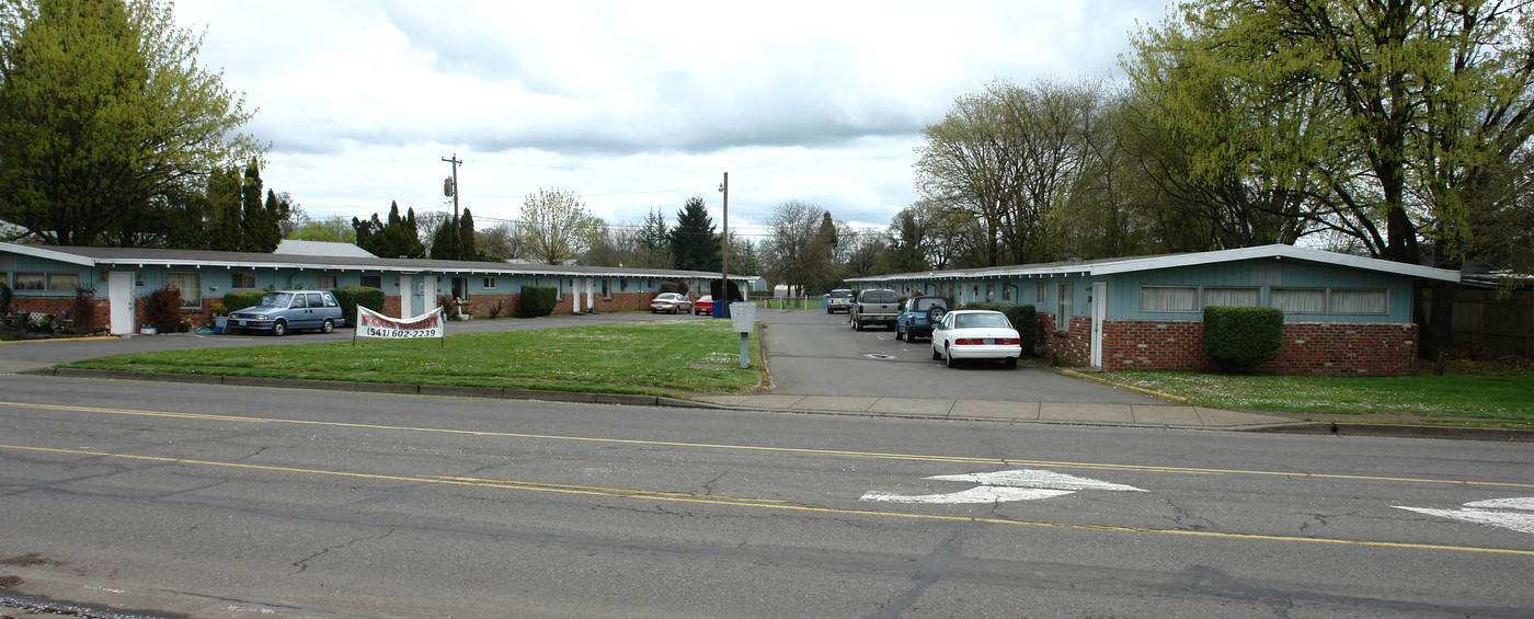 Wedgewood Apartments in Albany, OR - Building Photo