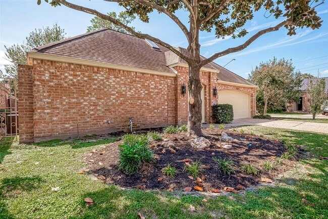 365 Champions Colony III St in Houston, TX - Foto de edificio - Building Photo