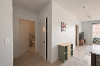 948 W Sunnyside Ave, Unit 404 in Chicago, IL - Foto de edificio - Building Photo