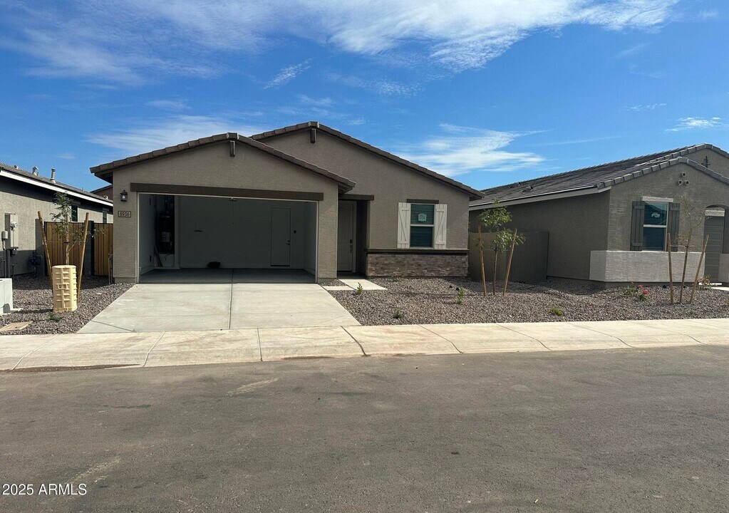 6936 W Beth Dr in Phoenix, AZ - Building Photo