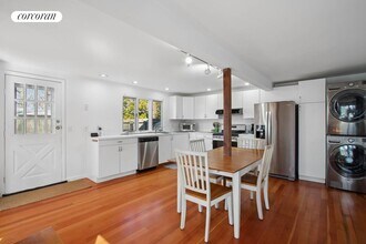 56 Pine Neck Ave in Sag Harbor, NY - Foto de edificio - Building Photo