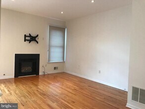 92 Shelley Cir in East Windsor, NJ - Foto de edificio - Building Photo