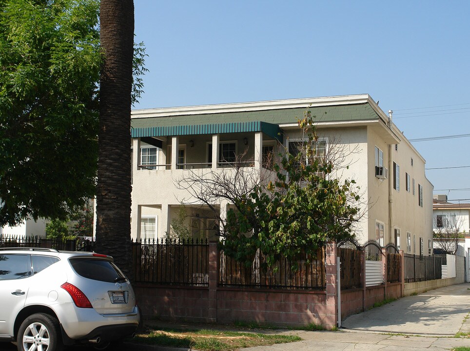 821 N Heliotrope Dr in Los Angeles, CA - Building Photo