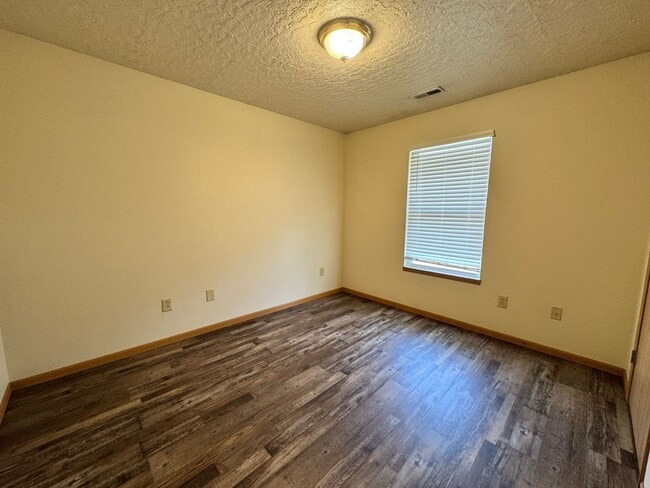 1060 Lake Dr in Lebanon, MO - Building Photo - Building Photo