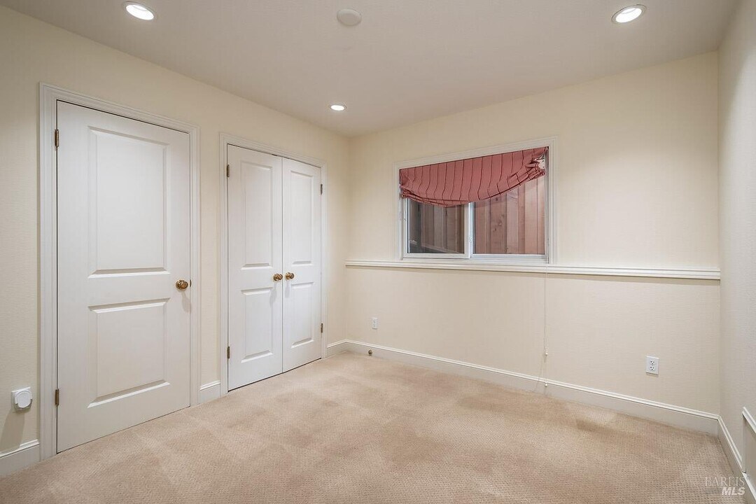 9 Sunnyside Ave in Corte Madera, CA - Foto de edificio