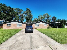 6067 Longchamp Dr in Jacksonville, FL - Building Photo