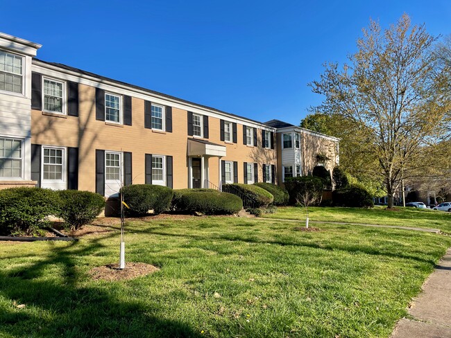 324 Wakefield Dr, Unit D in Charlotte, NC - Building Photo - Building Photo