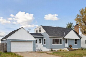 5060 Hughes Ave NE in Fridley, MN - Foto de edificio - Building Photo