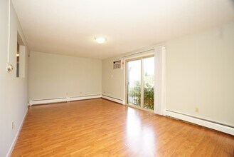 109 English Village Rd in Manchester, NH - Building Photo - Building Photo