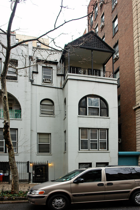 241 W 75th St in New York, NY - Building Photo