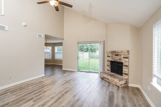 5907 Beaconridge Dr in Houston, TX - Building Photo - Building Photo