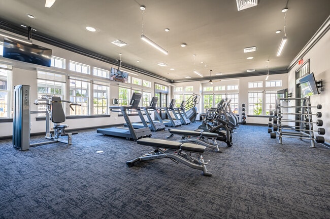 Chateaux Dijon Apartments in Baton Rouge, LA - Building Photo - Interior Photo