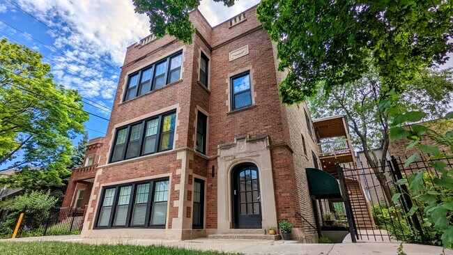4011 N Avers Ave, Unit # 01 in Chicago, IL - Building Photo - Building Photo