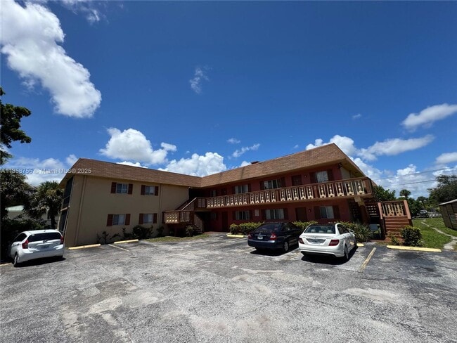 property at 933 W Kalmia Dr