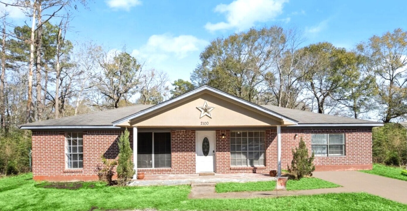 2100 Hill Top Ct in Conroe, TX - Building Photo
