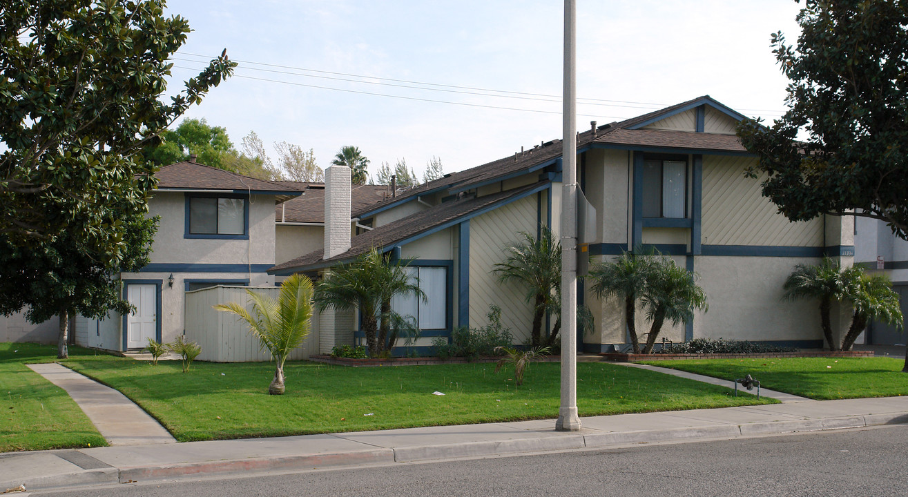 11334 Magnolia Ave in Riverside, CA - Building Photo