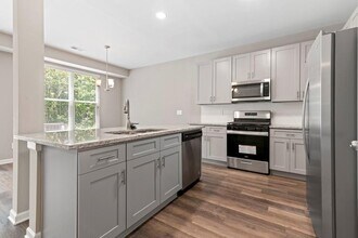 1010 Valley Rock Dr in Lithonia, GA - Foto de edificio - Building Photo