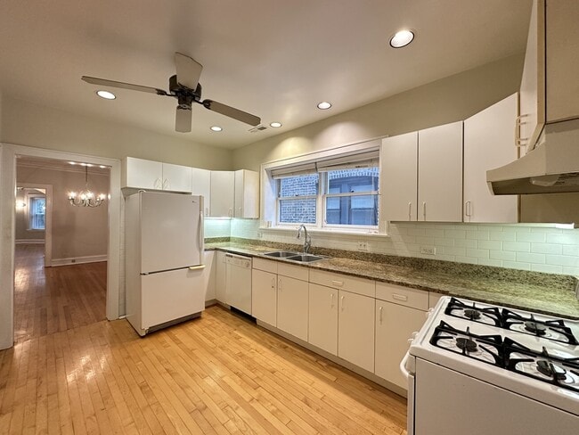 2619 W Greenleaf Ave in Chicago, IL - Building Photo - Building Photo