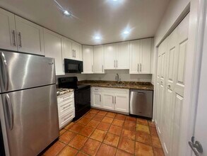 1047 Manor Dr in Palm Springs, FL - Foto de edificio - Building Photo