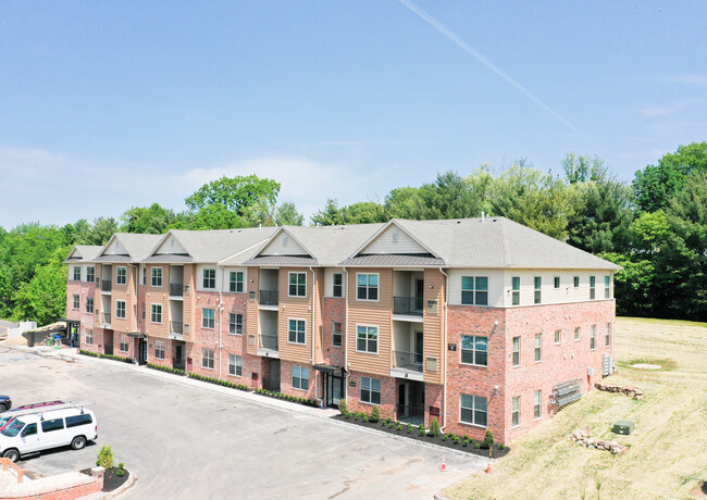 Vista at Hillside Gardens in Keasbey, NJ - Building Photo - Building Photo