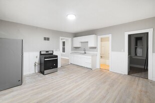 138 Elm St in Southbridge, MA - Building Photo